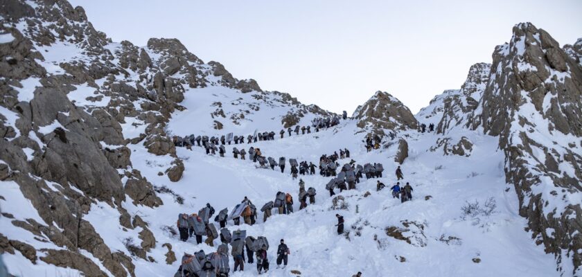 کولبر ها در برف، عکس از Middleeast Images