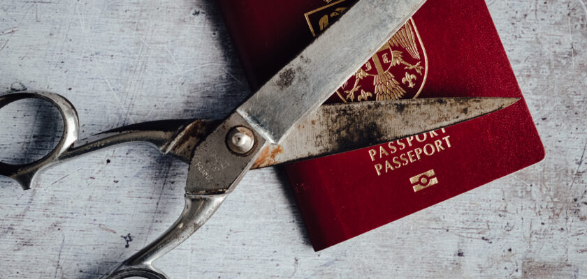 پاسپورت و قیچی به نشانه ممنوعیت سفر خارجی